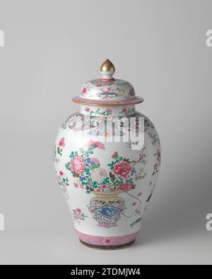 Vaso coperto ovoide con cesti di fiori e simboli di buon auspicio, anonimo, c. 1850 - c. 1899 coperchio in porcellana con vasetto di coperchio a forma di uovo, verniciato in blu trasparente e sullo smalto in blu, rosso, rosa, verde, nero e oro. Sul muro oggetti fortunati (tavolo con rotoli, Ruyi-SCETTRO, Waaier, Qin, bruciatore di incenso, ciotola con funghi (Lingzhi) e panini). Sulla spalla un legame irregolare con bevande a base di peonia su "Frogsdril", viti a foglia, crisanthnums, rosette di fiori e fiori di pesca "GHIACCIO crackled". Sul bordo un legame con crisanthnums. Bottone di copertura verniciato oro. Coverpot fa parte di Cabinet AK-RBK-15919 Foto Stock