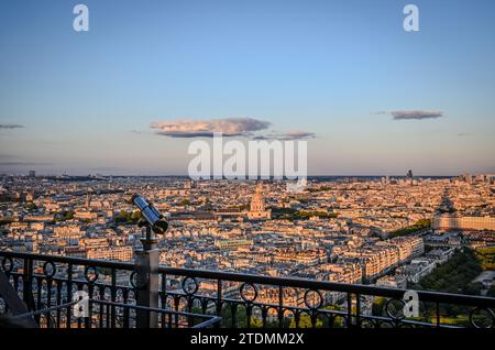 Parigi, Francia, 1 luglio 2022. Vista mozzafiato della città dall'alto, sulla sinistra un telescopio panoramico. Sulla destra l'ombra della Torre Eiffel. Foto Stock
