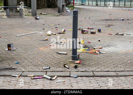 La spazzatura del lanciarazzi fuochi d'artificio rimane sulla strada tedesca della città dopo la festa di Silvester tradizionale. Spazzatura di rifiuti rovinati dai falciatori Foto Stock