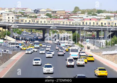 Samarcanda Uzbekistan strada trafficata con traffico e taxi nell'agosto 2022 Foto Stock