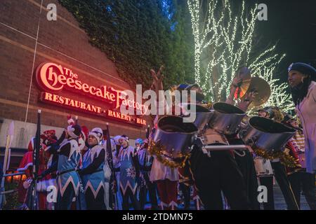 Un performer onda agli spettatori della parata a Bellevue. Quasi un migliaio di persone hanno festeggiato il Natale insieme a Bellevue. C'è stato un evento chiamato "Snowflake Parade", la più importante festa di Natale all'aperto a Seattle. Snowflake Lane ha appena iniziato il suo 22° anno presso la Bellevue Collection, offrendo un'esperienza unica per la gente del posto di tutte le età fino a Natale. Partecipa a una parata di 30 minuti lungo Bellevue Way tra Bellevue e Lincoln Square e potrai goderti la neve che cade, la musica natalizia, i batteristi giocattolo, i ballerini e diversi personaggi a tema natalizio. Bellevue Way Northeast e. Foto Stock