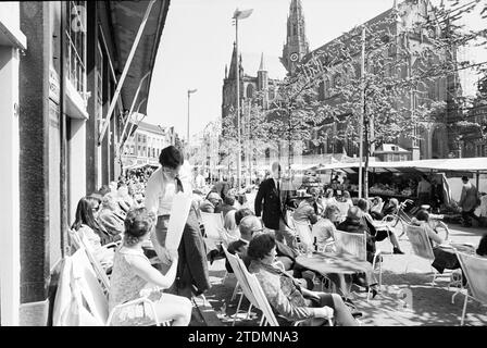 Terrace Brinkmann, Terrace, Haarlem, Grote Markt, Paesi Bassi, 03-05-1971, Whizgle News from the Past, su misura per il futuro. Esplora le narrazioni storiche, l'immagine dell'agenzia olandese olandese con una prospettiva moderna, colmando il divario tra gli eventi di ieri e quelli di domani. Un viaggio senza tempo che delinea le storie che plasmano il nostro futuro Foto Stock