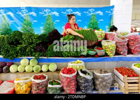 Samarcanda Uzbekistan una commerciante di mercato femminile che vende erbe e verdure fresche al bazar Siyob Market nel 2022 Foto Stock