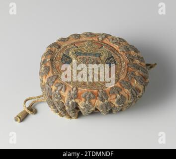 Speelbeurs di velluto Oranjerood, ricamato con filo d'argento e seta multicolore con lo stemma della città di Parigi, Anonimo, c. 1680 - c. 1720 Speelbeurs di velluto Oranjerood (di cui la piscina è in gran parte logorata), ricamato con filo d'argento e seta multicolore con lo stemma della città di Parigi. Modello: Fondo piatto arrotondato intorno al quale viene tirato un bordo ondulato rialzato con fori, dotato di bottone conico con anima in legno su entrambi i lati e originariamente completamente ferito con un lato vlo (manca un bottone). Foderato in pelle di capra. Decorazione: I 20 rigonfiamenti o 'RIB Foto Stock