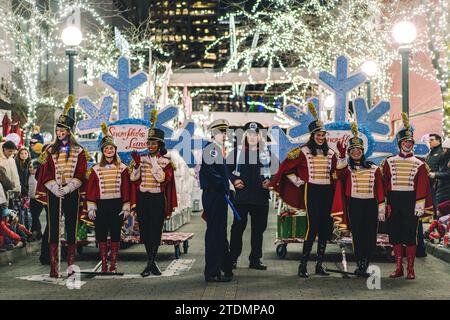 Un performer onda agli spettatori della parata a Bellevue. Quasi un migliaio di persone hanno festeggiato il Natale insieme a Bellevue. C'è stato un evento chiamato "Snowflake Parade", la più importante festa di Natale all'aperto a Seattle. Snowflake Lane ha appena iniziato il suo 22° anno presso la Bellevue Collection, offrendo un'esperienza unica per la gente del posto di tutte le età fino a Natale. Partecipa a una parata di 30 minuti lungo Bellevue Way tra Bellevue e Lincoln Square e potrai goderti la neve che cade, la musica natalizia, i batteristi giocattolo, i ballerini e diversi personaggi a tema natalizio. Bellevue Way Northeast e. Foto Stock