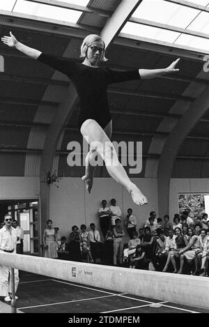 Ginnastica Paesi Bassi - Cecoslovacchia, ginnastica, 03-07-1966, Whizgle News from the Past, su misura per il futuro. Esplora le narrazioni storiche, l'immagine dell'agenzia olandese olandese con una prospettiva moderna, colmando il divario tra gli eventi di ieri e quelli di domani. Un viaggio senza tempo che delinea le storie che plasmano il nostro futuro Foto Stock