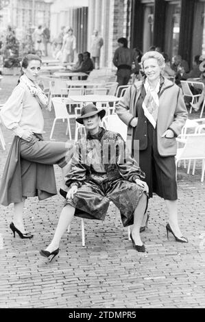 I manichini mostrano abbigliamento sulla terrazza Brinkmann, Haarlem, Grote Markt, Paesi Bassi, 07-09-1982, Whizgle News dal passato, su misura per il futuro. Esplora le narrazioni storiche, l'immagine dell'agenzia olandese olandese con una prospettiva moderna, colmando il divario tra gli eventi di ieri e quelli di domani. Un viaggio senza tempo che delinea le storie che plasmano il nostro futuro Foto Stock