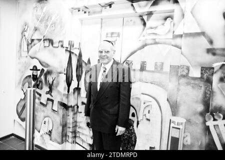 Sig. Schijveschuurder, Amsterdam, Amsterdam, Paesi Bassi, 24-06-1992, Whizgle News dal passato, su misura per il futuro. Esplora le narrazioni storiche, l'immagine dell'agenzia olandese olandese con una prospettiva moderna, colmando il divario tra gli eventi di ieri e quelli di domani. Un viaggio senza tempo che delinea le storie che plasmano il nostro futuro Foto Stock