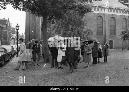 Tour guidato di Haarlem, Haarlem, Grote Houtstraat, Nederland, Whizgle News from the Past, su misura per il futuro. Esplora le narrazioni storiche, l'immagine dell'agenzia olandese olandese con una prospettiva moderna, colmando il divario tra gli eventi di ieri e quelli di domani. Un viaggio senza tempo che delinea le storie che plasmano il nostro futuro Foto Stock