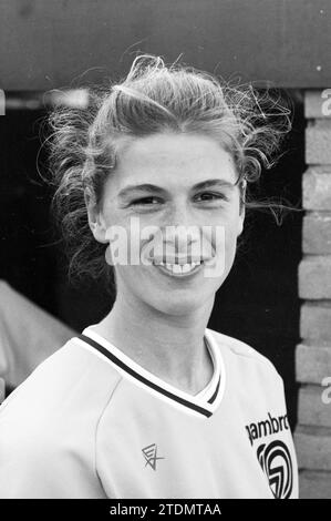 5 Girls Heijkant Gastro Twins, Softball, 16-06-1987, Whizgle News from the Past, su misura per il futuro. Esplora le narrazioni storiche, l'immagine dell'agenzia olandese olandese con una prospettiva moderna, colmando il divario tra gli eventi di ieri e quelli di domani. Un viaggio senza tempo che delinea le storie che plasmano il nostro futuro Foto Stock