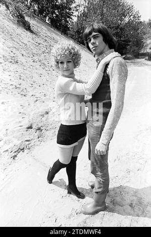 Models Loe-Loe, Models, 29-05-1971, Whizgle News from the Past, su misura per il futuro. Esplora le narrazioni storiche, l'immagine dell'agenzia olandese olandese con una prospettiva moderna, colmando il divario tra gli eventi di ieri e quelli di domani. Un viaggio senza tempo che delinea le storie che plasmano il nostro futuro Foto Stock