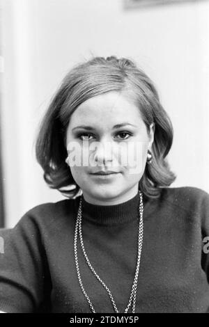 Staff + interni Uddeholm, Uddeholm NV, 18-02-1971, Whizgle News from the Past, su misura per il futuro. Esplora le narrazioni storiche, l'immagine dell'agenzia olandese olandese con una prospettiva moderna, colmando il divario tra gli eventi di ieri e quelli di domani. Un viaggio senza tempo che delinea le storie che plasmano il nostro futuro Foto Stock