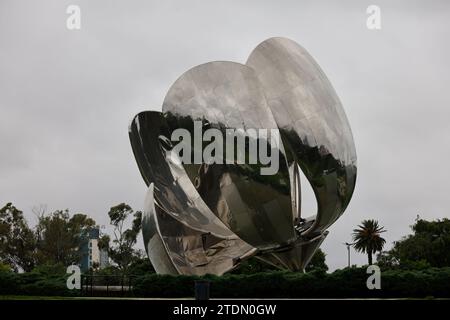 Buenos Aires, Argentina. 18 dicembre 2023. Floralis generica, la scultura pubblica mobile dell'architetto argentino Eduardo Catalano, è stata pesantemente danneggiata a Buenos Aires, che è stata spazzata via dalla tempesta di domenica mattina con venti di quasi 100 km/h e forti piogge. Foto scattata il 18 dicembre 2023 a Buenos Aires, Argentina. Crediti: Bernard Menigault/Alamy Live News Foto Stock