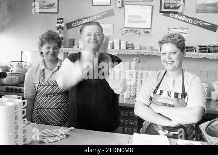 Il manager della mensa fa musica per Vishal IJmuiden, Vishal Haarlem e Ijmuiden, IJmuiden, Paesi Bassi, 12-05-1988, Whizgle News from the Past, su misura per il futuro. Esplora le narrazioni storiche, l'immagine dell'agenzia olandese olandese con una prospettiva moderna, colmando il divario tra gli eventi di ieri e quelli di domani. Un viaggio senza tempo che delinea le storie che plasmano il nostro futuro Foto Stock