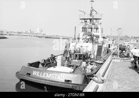 Rimorchiatore Wijsmuller con nome arabo, IJmuiden, Ships, IJmuiden, Paesi Bassi, 07-07-1982, Whizgle News from the Past, su misura per il futuro. Esplora le narrazioni storiche, l'immagine dell'agenzia olandese olandese con una prospettiva moderna, colmando il divario tra gli eventi di ieri e quelli di domani. Un viaggio senza tempo che delinea le storie che plasmano il nostro futuro Foto Stock