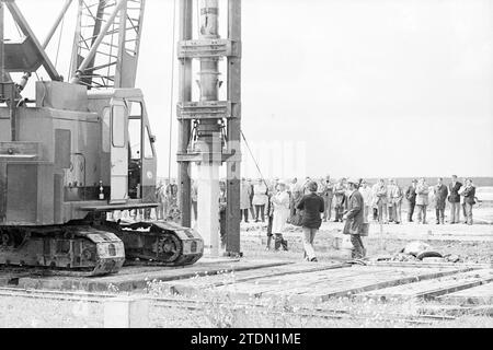 First pile Nursing home, Hoofddorp, First pile, 23-06-1972, Whizgle News from the Past, su misura per il futuro. Esplora le narrazioni storiche, l'immagine dell'agenzia olandese olandese con una prospettiva moderna, colmando il divario tra gli eventi di ieri e quelli di domani. Un viaggio senza tempo che delinea le storie che plasmano il nostro futuro Foto Stock