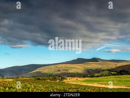 Pen y fan e Corn Du sotto una nuvola scura ma anche cielo blu nel Brecon Beacons National Park alias Bannau Brycheiniog visto da Mynydd Illtyd Common Foto Stock