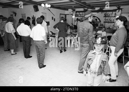 Country Dancing, Noordwijkerhout, Dancing, Noordwijkerhout, 31-03-1989, Whizgle News dal passato, su misura per il futuro. Esplora le narrazioni storiche, l'immagine dell'agenzia olandese olandese con una prospettiva moderna, colmando il divario tra gli eventi di ieri e quelli di domani. Un viaggio senza tempo che delinea le storie che plasmano il nostro futuro Foto Stock