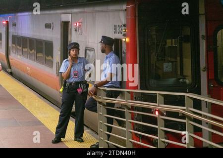 Un impiegato della Metro North ha una conversazione nei tunnel sotto il Grand Central Terminal a Manhattan. Foto Stock