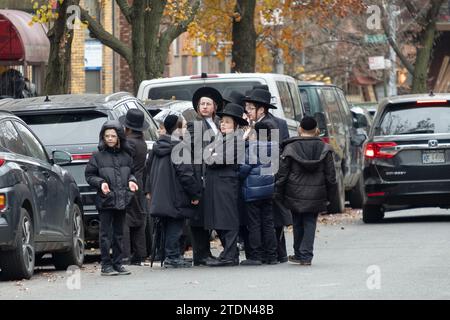 Un gruppo di giovani ebrei chassidici si ritrova in Rodney Street vicino alla principale sinagoga di Satmar a Williamsburg, Broo Foto Stock