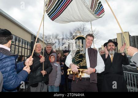 Una Torah appena scritta è sfilata sotto un baldacchino al tempio dove sarà usato. A Bayside, Queens, New York City Foto Stock