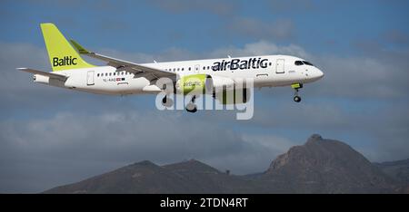 Tenerife, Spagna 15 dicembre 2023. Airbus A220-300 Air Baltic Airlines vola nel cielo blu. Atterraggio all'aeroporto di Tenerife Foto Stock