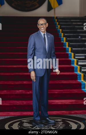 Paul Kagame, Praesident von Ruanda, aufgenommen im Rahmen eines gemeinsamen Treffens mit Annalena Baerbock nicht im Bild, Bundesaussenministerin, a Kigali, 18.12.2023. Kigali Ruanda *** Paul Kagame, presidente del Ruanda, raffigurato durante un incontro congiunto con Annalena Baerbock, non raffigurato, ministro degli Esteri federale, a Kigali, 18 12 2023 Kigali Rwanda Copyright: XFlorianxGaertnerx Foto Stock