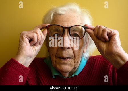 Donna anziana affetti da degenerazione maculare Foto Stock