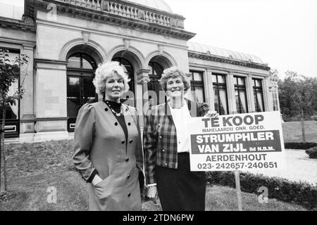 Signora Van Zijl e Strumpkler, agente immobiliare di 20 anni, agenti immobiliari, 26-10-1989, Whizgle News from the Past, su misura per il futuro. Esplora le narrazioni storiche, l'immagine dell'agenzia olandese olandese con una prospettiva moderna, colmando il divario tra gli eventi di ieri e quelli di domani. Un viaggio senza tempo che delinea le storie che plasmano il nostro futuro Foto Stock