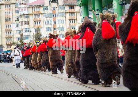 Botosani, Romania 17 dicembre 2023: Colorato partecipante in abiti tradizionali rumeni alla danza dell'orso nel Botosani Traditions Festival che prende Foto Stock