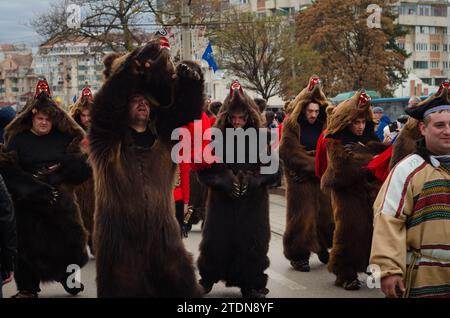 Botosani, Romania 17 dicembre 2023: Colorato partecipante in abiti tradizionali rumeni alla danza dell'orso nel Botosani Traditions Festival che prende Foto Stock