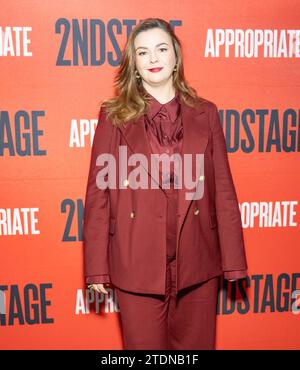 Amber Tamblyn partecipa alla serata di apertura di Broadway del 'appropriato' all'Hayes Theater di New York il 18 dicembre 2023 Foto Stock