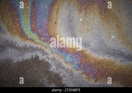 Macchie d'olio, gocce di gas dalla vettura sul pavimento del parcheggio. Concetto di inquinamento ambientale Foto Stock