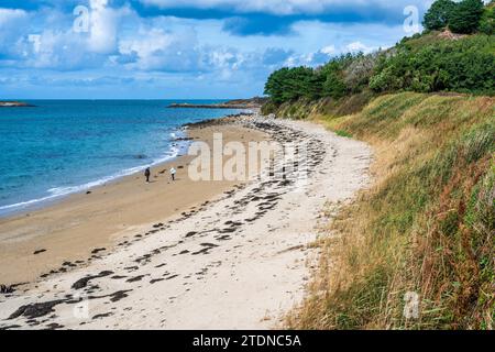 Camminatori sulla Fisherman's Beach a Herm, Bailiwick di Guernsey, Isole del Canale Foto Stock