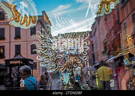 Eroe mitologico greco attraverso il vetro in una vetrina sulle strade di Venezia Foto Stock