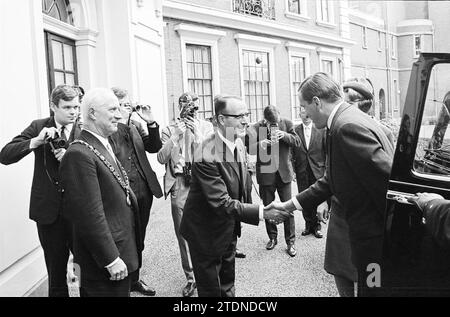 La principessa Beatrice e Claus von Amsberg visitano Haarlem, Kon. Visite e ricevimenti, persone, funerale, 08-09-1965, Whizgle News from the Past, su misura per il futuro. Esplora le narrazioni storiche, l'immagine dell'agenzia olandese olandese con una prospettiva moderna, colmando il divario tra gli eventi di ieri e quelli di domani. Un viaggio senza tempo che delinea le storie che plasmano il nostro futuro Foto Stock