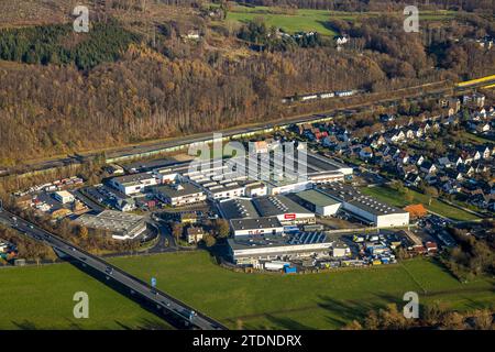 Veduta aerea, stabilimento miele, zona industriale sull'autostrada A46 e strada federale B229, circondata da alberi decidui autunnali, Hüsten, Arnsberg, Sauerla Foto Stock