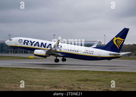 Il Boeing 737-800 della compagnia aerea low-cost irlandese Ryanair decolla da Leopoli Foto Stock