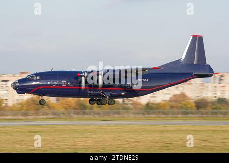 Meridian Aviation Antonov An-12BK della compagnia aerea Ucraina atterra a Leopoli Foto Stock