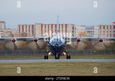 Meridian Aviation Antonov An-12BK gira sulla pista per il decollo da Leopoli Foto Stock