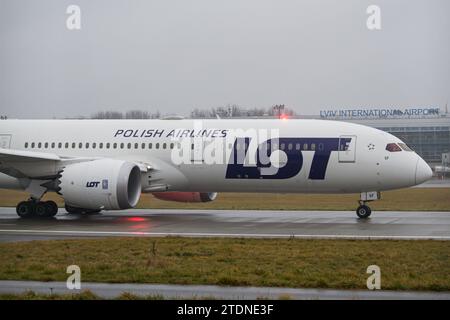 LOT Polish Airlines Boeing 787-9 Dreamliner rullato per il decollo da Leopoli per un volo per Varsavia, Polonia Foto Stock