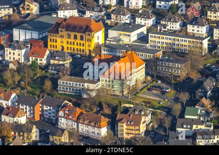 Vista aerea, Adolf Sauer School, Johannesschule Primary School, Arnsberg Open University Center e VHS Adult Education Center, Arnsberg, Sauerland, N Foto Stock