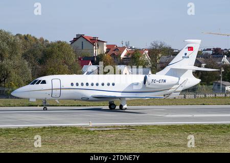 Società di costruzioni turca Onur Taahhut Dassault Falcon 2000 rullaggio di jet privato dopo l'atterraggio a Leopoli Foto Stock