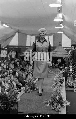 Sfilata di moda Liba Spring Fair Haarlem, Fashion Show, Spring Fair, 08-03-1976, Whizgle News from the Past, su misura per il futuro. Esplora le narrazioni storiche, l'immagine dell'agenzia olandese olandese con una prospettiva moderna, colmando il divario tra gli eventi di ieri e quelli di domani. Un viaggio senza tempo che delinea le storie che plasmano il nostro futuro Foto Stock