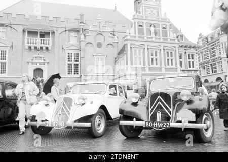 Citroën rally Parigi - Mosca - Parigi, presentazione sul Grote Markt di Haarlem. Parigi - Mosca - Parigi. Cars., Haarlem, Grote Markt, Paesi Bassi, 00-05-1986, Whizgle News dal passato, su misura per il futuro. Esplora le narrazioni storiche, l'immagine dell'agenzia olandese olandese con una prospettiva moderna, colmando il divario tra gli eventi di ieri e quelli di domani. Un viaggio senza tempo che delinea le storie che plasmano il nostro futuro Foto Stock