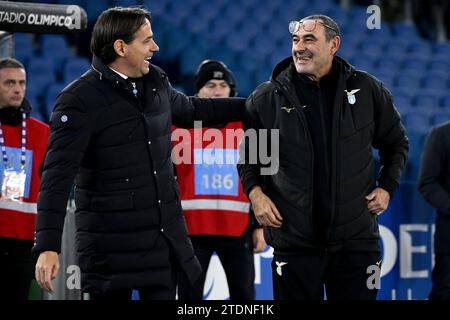 Simone Inzaghi allenatore del FC Internazionale e Maurizio Sarri allenatore del SS Lazio salutano esch Other durante la partita di serie A tra SS Lazio e FC Internazionale allo stadio Olimpico di Roma, 17 dicembre 2023. Foto Stock