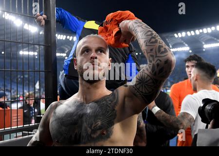 Federico Dimarco del FC Internazionale festeggia al termine della partita di serie A tra SS Lazio e FC Internazionale allo stadio Olimpico di Roma, il 17 dicembre 2023. Foto Stock