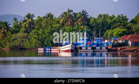 Goa, India - 22 maggio 2022: Parco barche Fisherman sulla riva vicino a un villaggio di Goa Foto Stock