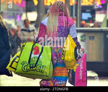 Glasgow, Scozia, Regno Unito. 19 dicembre 2023. Tempo nel Regno Unito: Nuvoloso ha visto una giornata miserabile e bagnata nel centro della città per la settimana di natale. Buchanan Street, la capitale scozzese dello stile e dello shopping, è una meccas per gli amanti dello shopping e degli ombrelli. Credit Gerard Ferry/Alamy Live News Foto Stock