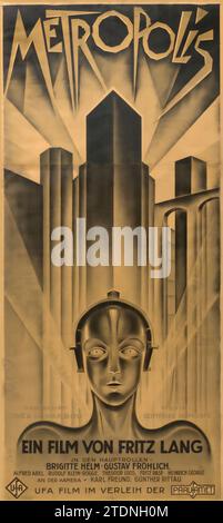 Metropolis è un film muto di fantascienza espressionista tedesco del 1927 diretto da Fritz Lang e scritto da Thea von Harbou in collaborazione con Lang[6][7] dall'omonimo romanzo di von Harbou del 1925 (che è stato intenzionalmente scritto come trattamento). Il film è interpretato da Gustav Fröhlich, Alfred Abel, Rudolf Klein-Rogge e Brigitte Helm. Erich Pommer lo ha prodotto nei Babelsberg Studios per Universum Film A.G. (UFA). Il film muto è considerato un film di fantascienza pionieristico, essendo tra i primi lungometraggi di quel genere. [1] le riprese si sono svolte in 17 mesi nel 1925-26 Foto Stock